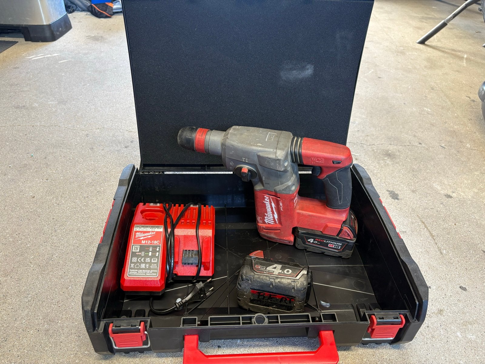 Milwaukee FUEL Boorhamer M18 CHX met 2 accu's en lader, Boor- en/of Breekhamer, Ophalen of Verzenden, Klopboormechanisme, Gebruikt
