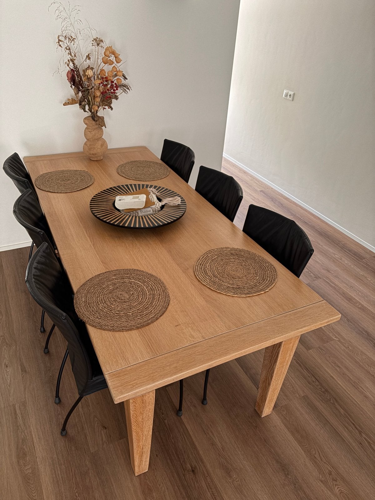 Eikenhouten eettafel met 6 zwarte leren stoelen, Eikenhout, Zo goed als nieuw, 150 tot 200 cm, Vier personen