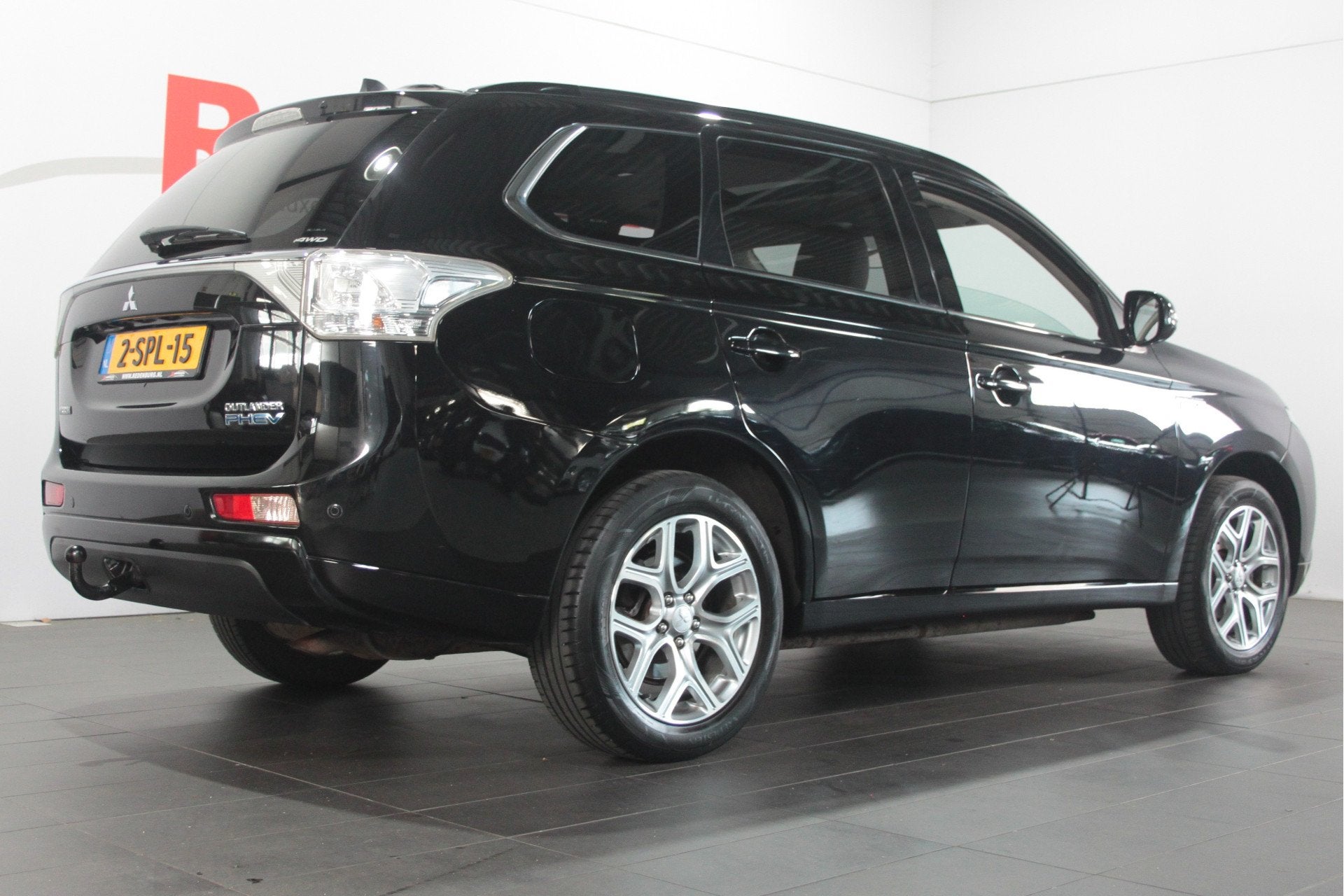 Mitsubishi Outlander 2.0 PHEV Instyle - Pano / Navi / Stoelv, Auto's, Mitsubishi, Automaat, 4 cilinders, Zwart, Bedrijf