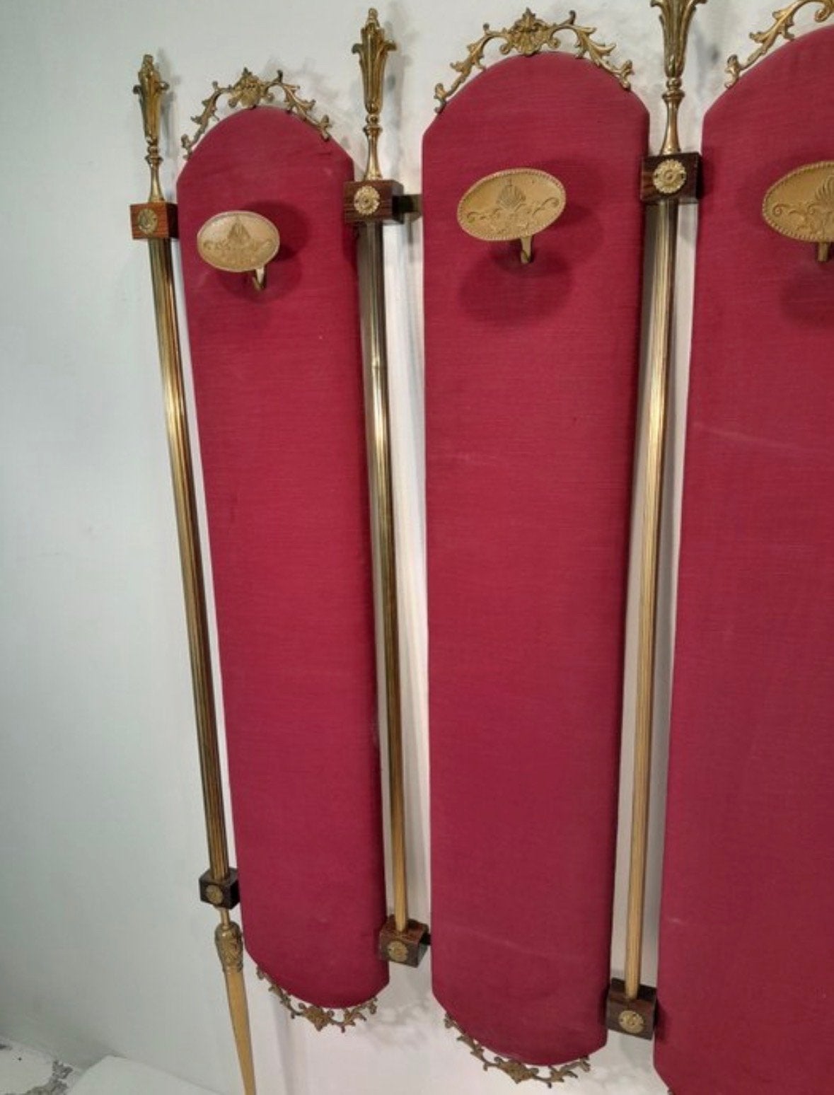 Antieke kapstok met 4 haken, rood fluweel en messing, Ophalen