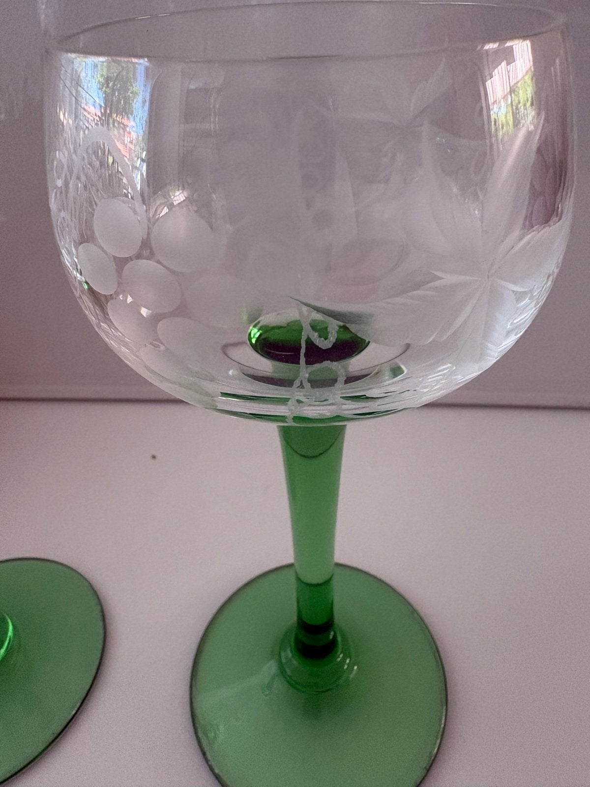 Set van 2 vintage wijnglazen met groene steel en druifgravur, Antiek en Kunst, Antiek | Glas en Kristal, Ophalen of Verzenden