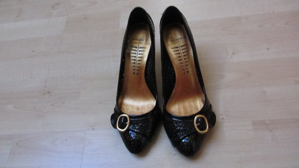 Zwarte elegante pumps met gouden gesp maat 38, Kleding | Dames, Schoenen, Pumps, Zwart, Ophalen of Verzenden, Zo goed als nieuw