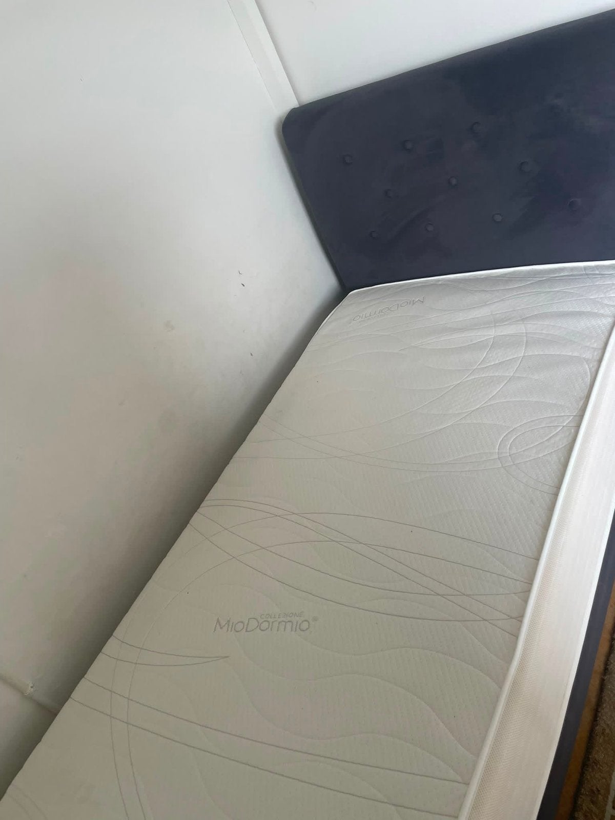 Mooie 1 persoons boxspring grijsblauwe kleur 90x200 cm, 90 cm, Eenpersoons, Ophalen of Verzenden, Zo goed als nieuw