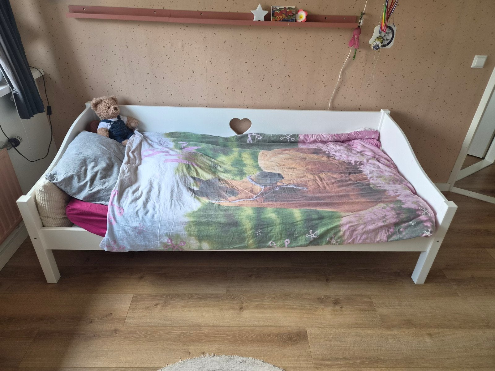 Wit meisjesbed met hartje + biologisch matras 90x200, Ophalen, Gebruikt, 90 cm, Eenpersoons