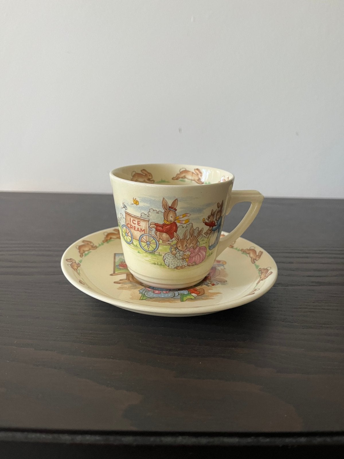 Royal Doulton. Bunnykins Ice Cream Cart. Kop en schotel, Overige merken, Ophalen of Verzenden, Zo goed als nieuw, Overige stijlen