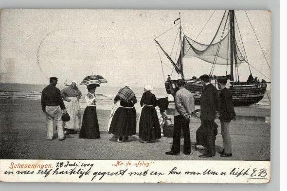 Scheveningen Bomschuit op strand na visafslag st  1909, Verzenden, Voor 1920, Gelopen, Zuid-Holland