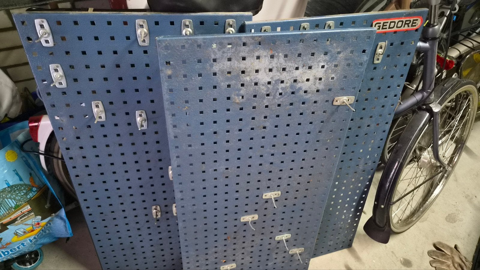 3 gedore gereedschap muurplaten met haken, Ophalen, Gebruikt, IJzer