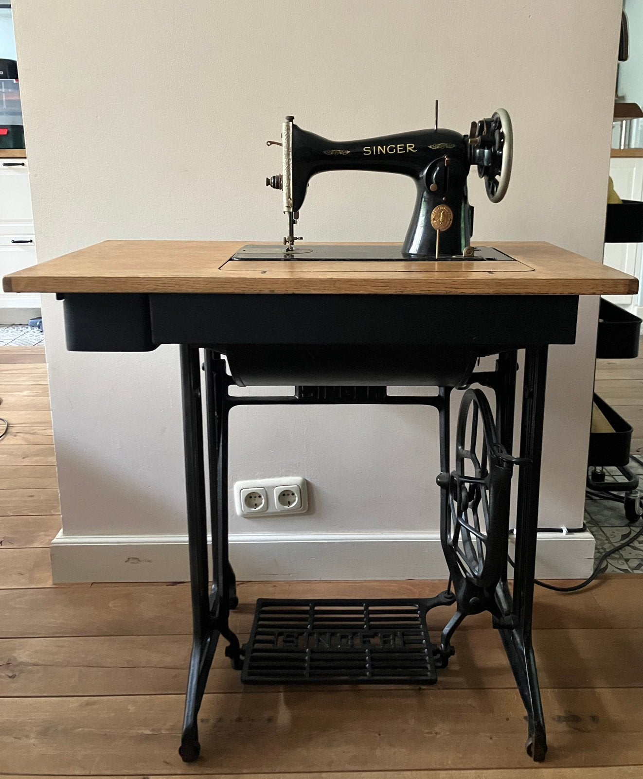 Oude Singer naaimachine met tafel, Ophalen