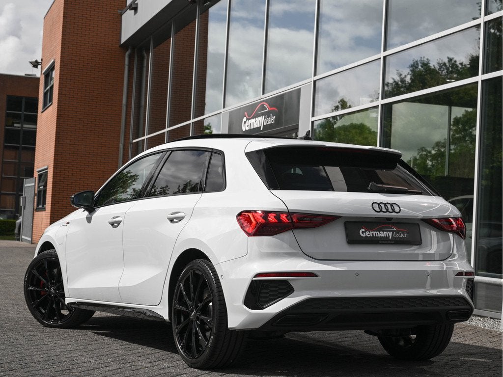 Audi A3 Sportback 45TFSI E 245pk S-Edition Competition Pano, Auto's, Audi, Gebruikt, 4 cilinders, Met garantie (alle), Leder en Stof