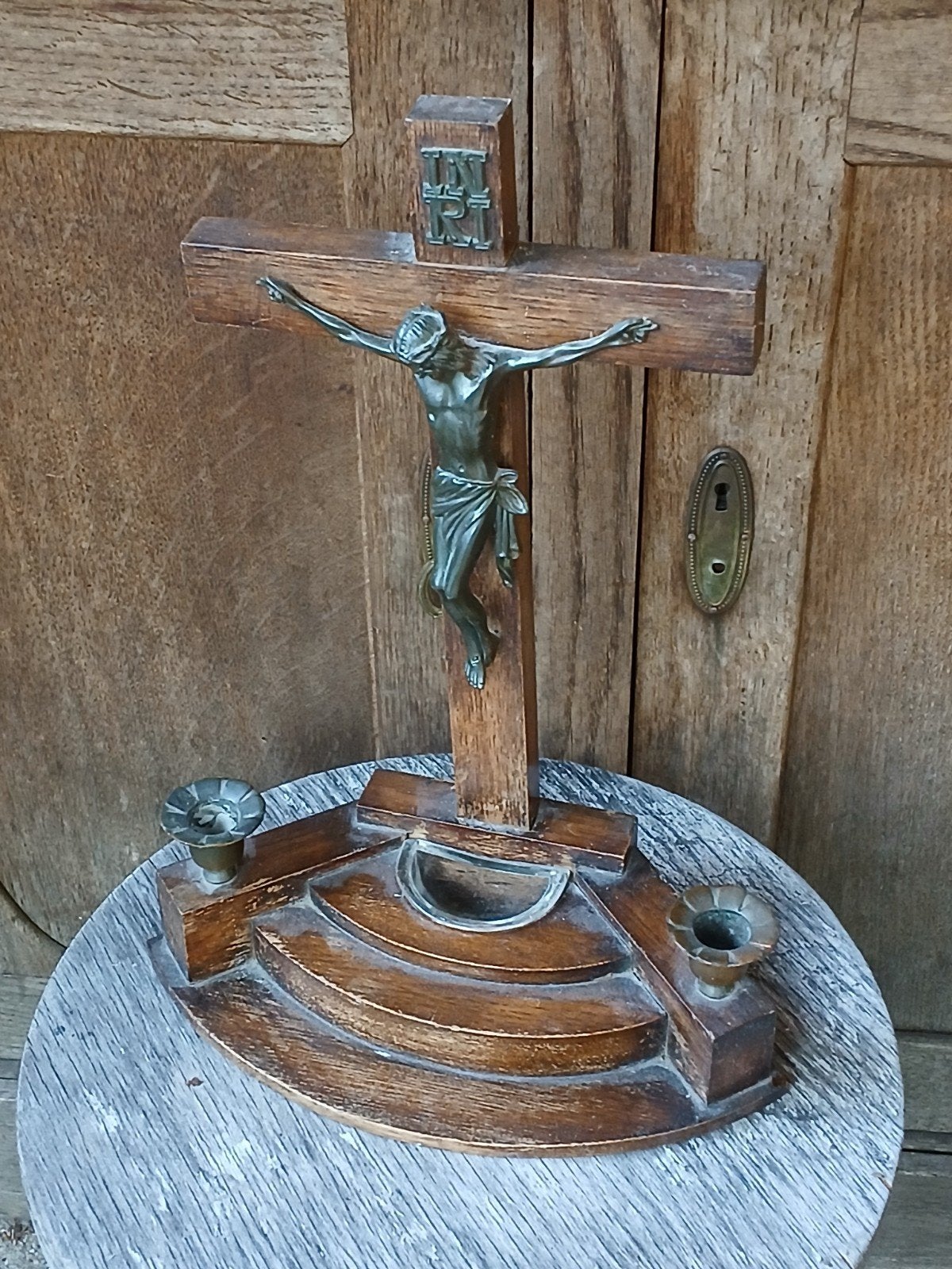 Antiek houten kruisbeeld met corpus en kaarsenhouders, Antiek en Kunst, Antiek | Religie, Ophalen of Verzenden
