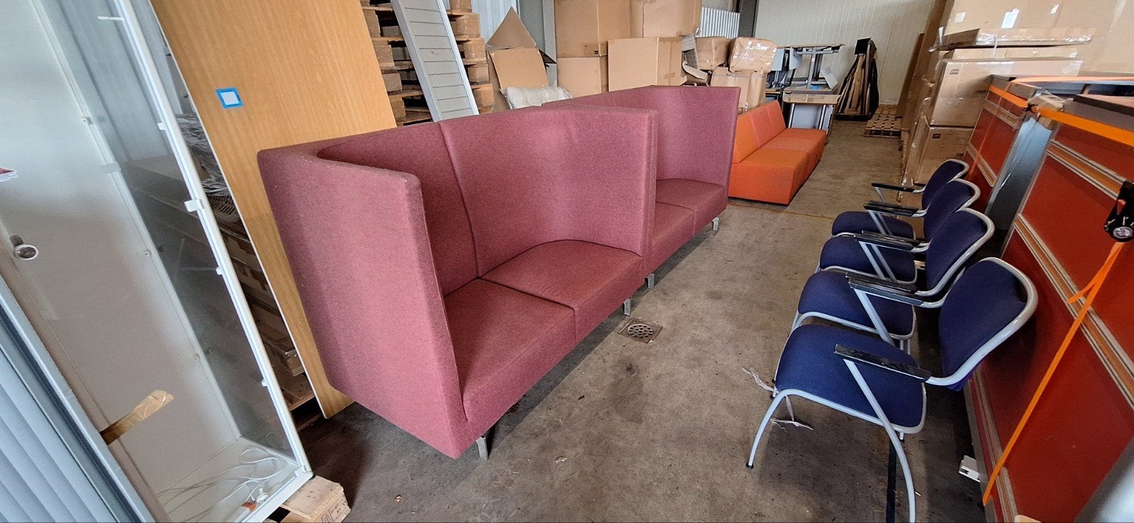 2x Moderne stoffen bank met hoge rugleuning, Huis en Inrichting, Banken | Bankstellen, Gebruikt, Rechte bank, Vierpersoons of meer