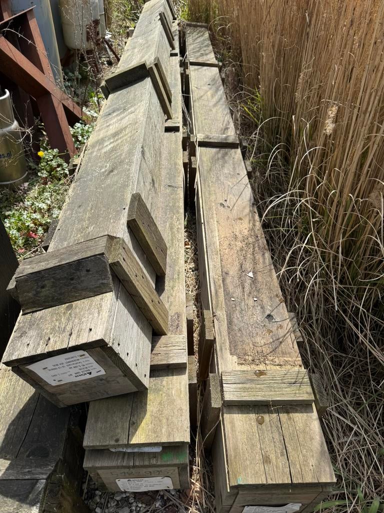Lange houten smalle kisten, Ophalen