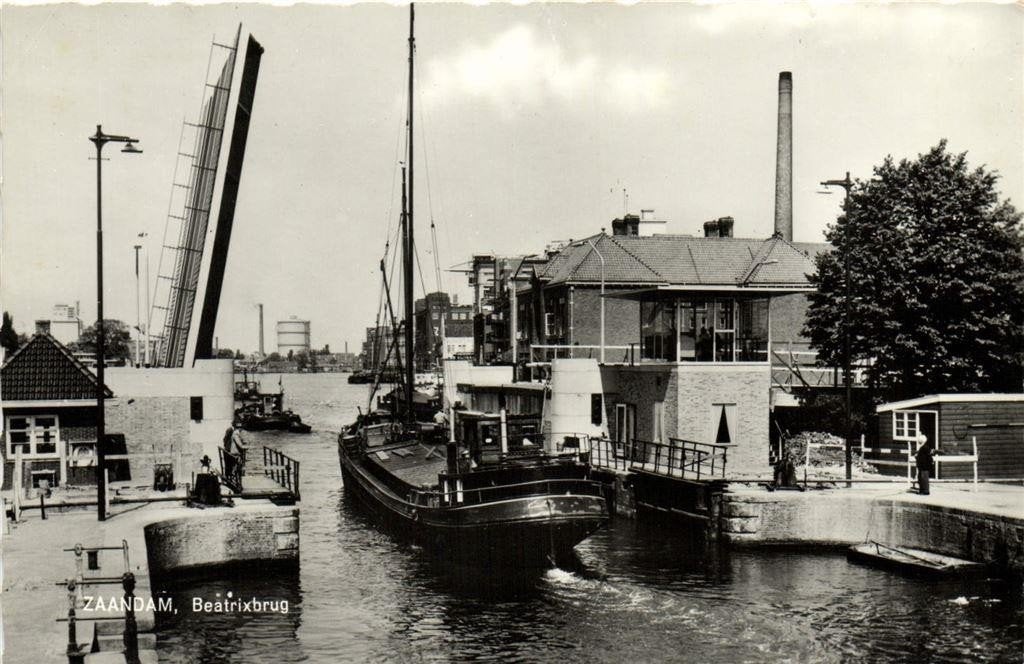 Zaandam, Beatrixbrug - schip volk - ongelopen, Verzenden, 1940 tot 1960, Ongelopen, Noord-Holland