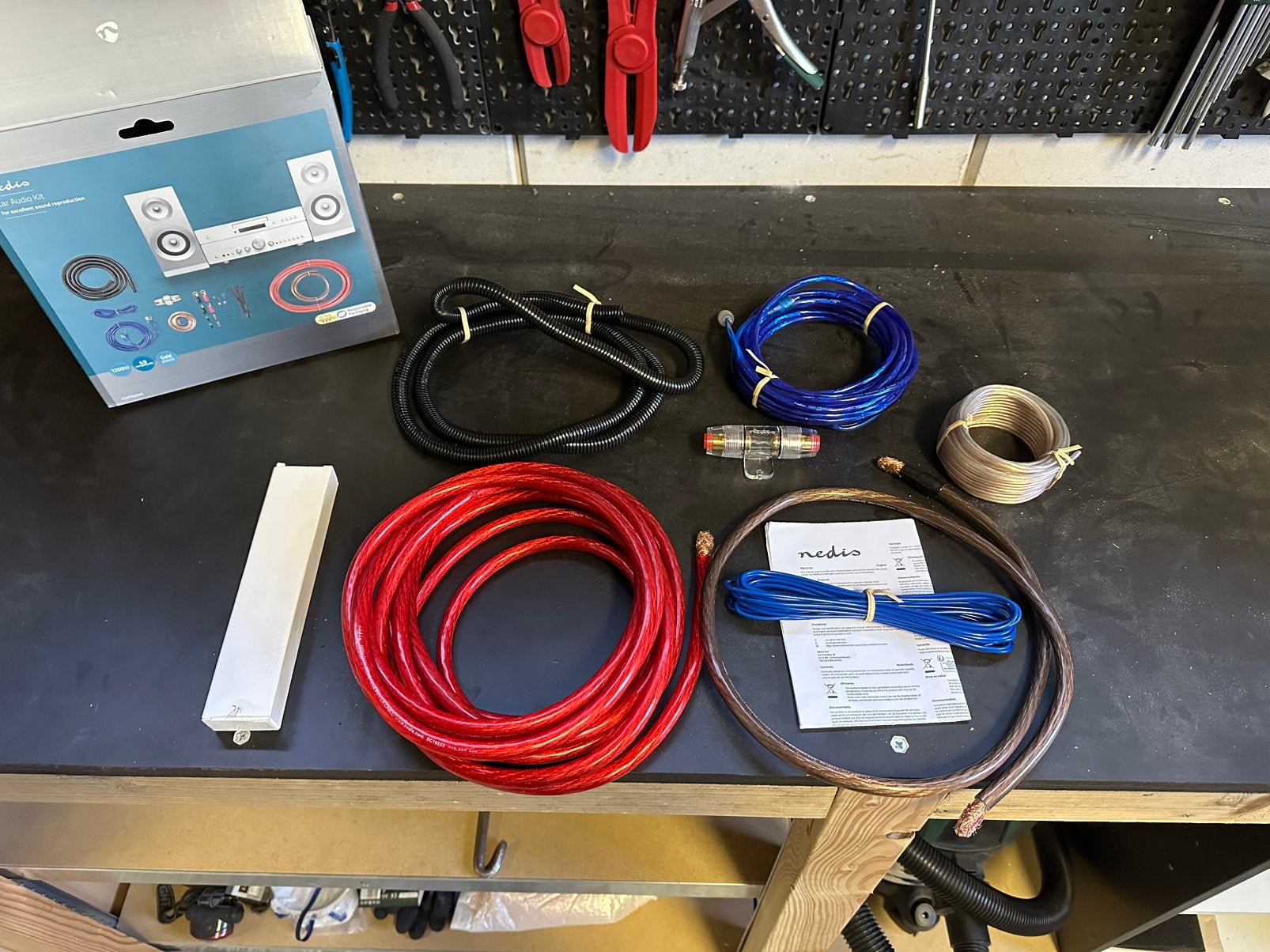 Nedis car audio bekabeling, Auto diversen, Ophalen of Verzenden, Zo goed als nieuw