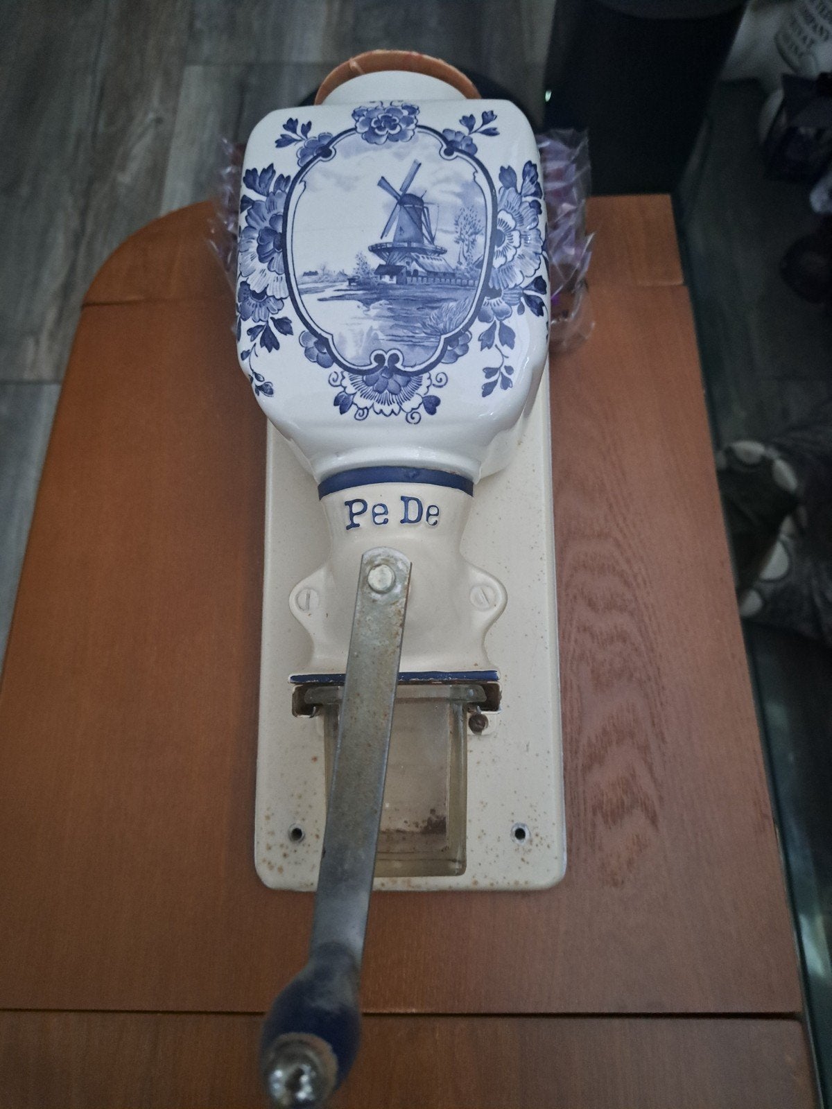 Antieke Pe De koffiemolen met Delfts blauw decor, Ophalen