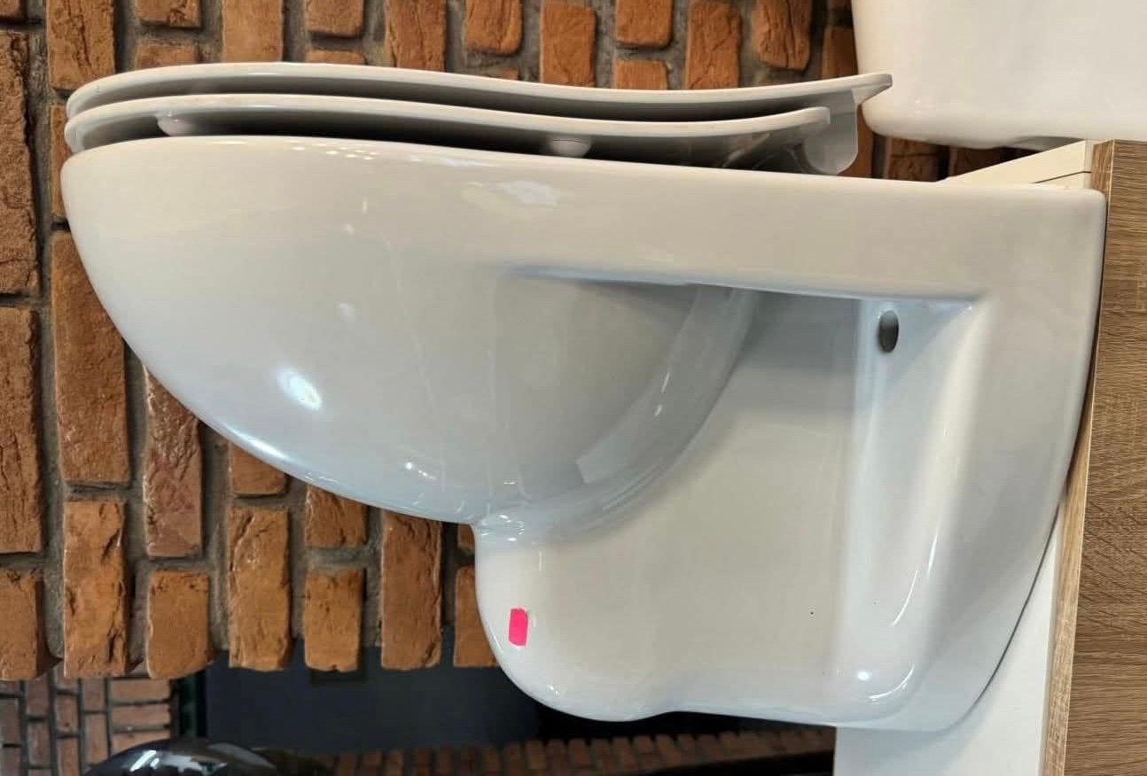 Titel: Nieuwe hangtoilet met softclose toiletbril – wit, Doe-het-zelf en Verbouw, Sanitair, Ophalen of Verzenden, Nieuw, Toilet
