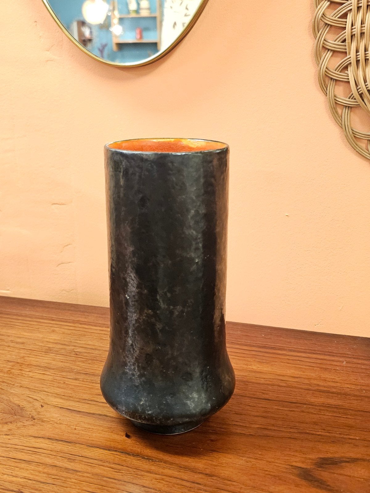 Foto 2 van Vintage Hongaarse Vaas Jaren 70 - Zwart/Oranje Keramiek