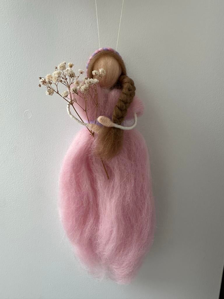 Handgemaakte vilten engel met bloemen, Ophalen of Verzenden, Nieuw, Knutselwerk