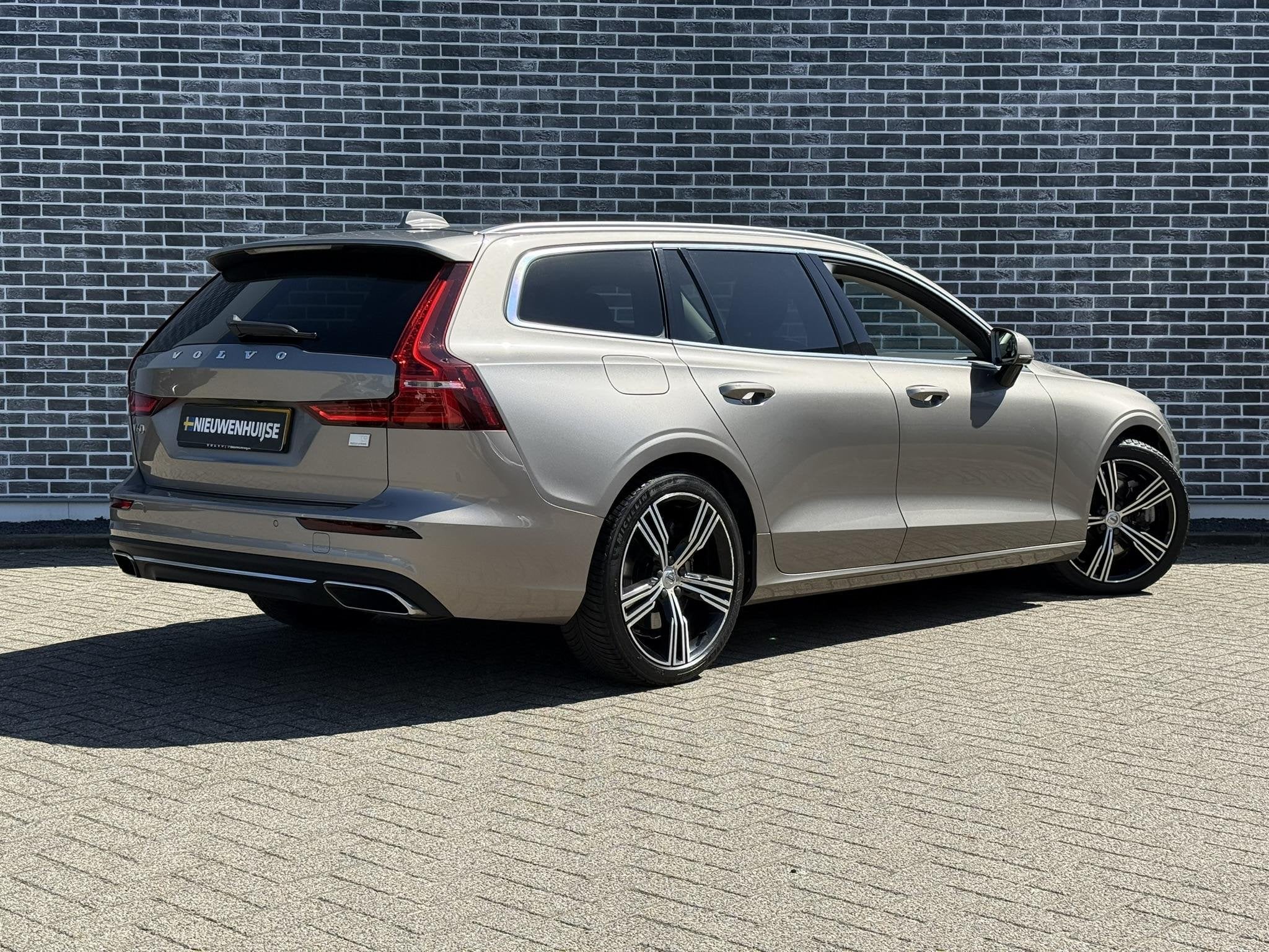Volvo V60 2.0 T8 Recharge AWD Business Pro | Plug-in Hybrid, Auto's, Stof, Gebruikt, 4 cilinders, Hybride Elektrisch/Benzine