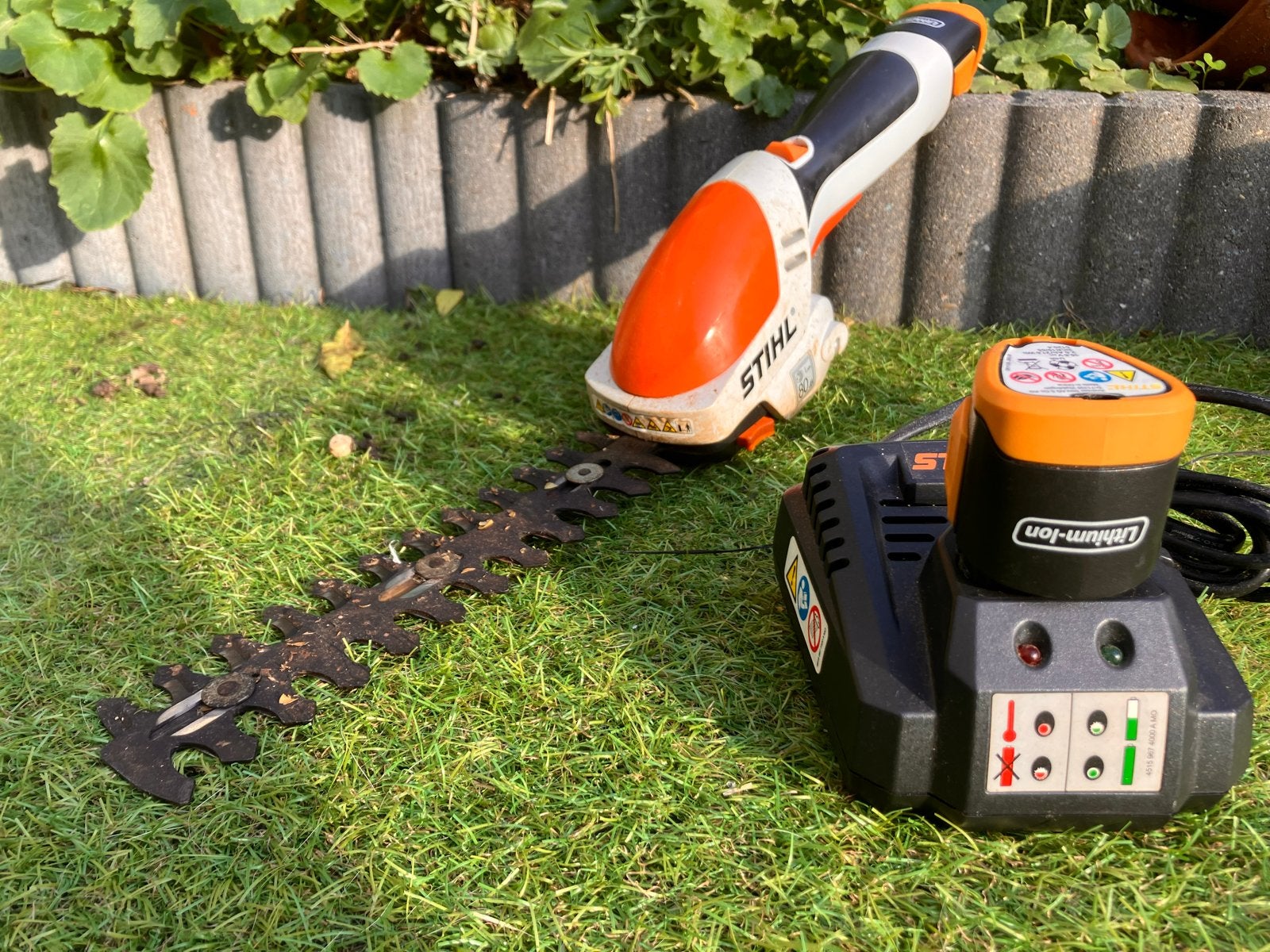 Stihl HSA 25 Accu Grasschaar/Heggenschaar met Lader, Ophalen, Gebruikt, Accu
