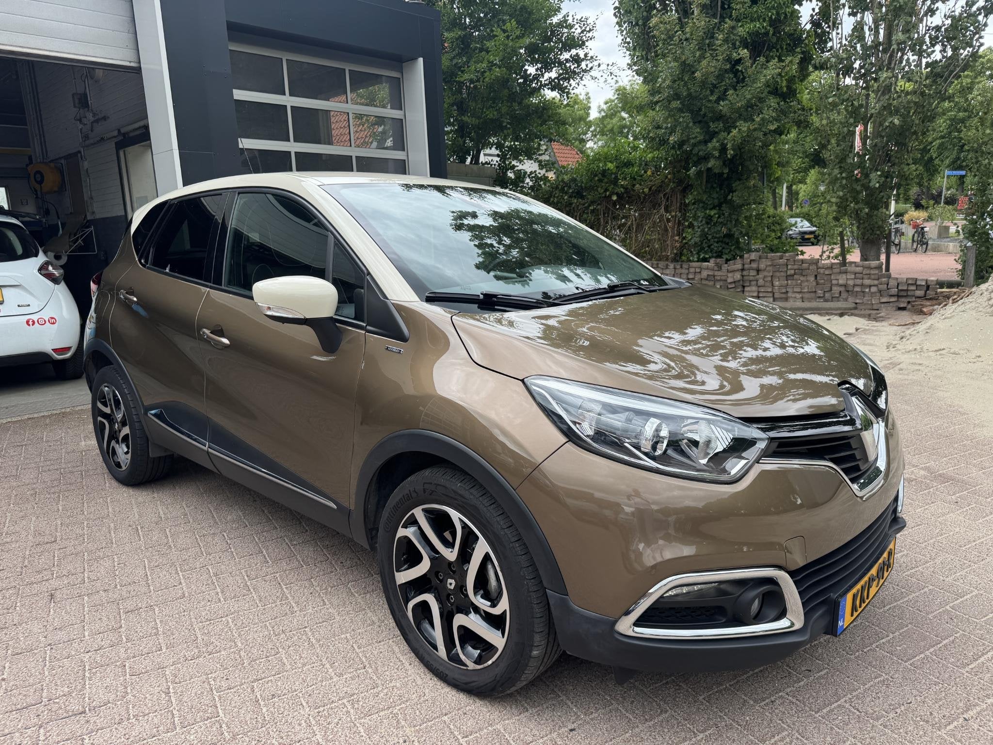 Renault Captur 1.2 TCe 120pk Barista+Pack Camera!, Auto's, Euro 6, 4 cilinders, Bruin, Leder