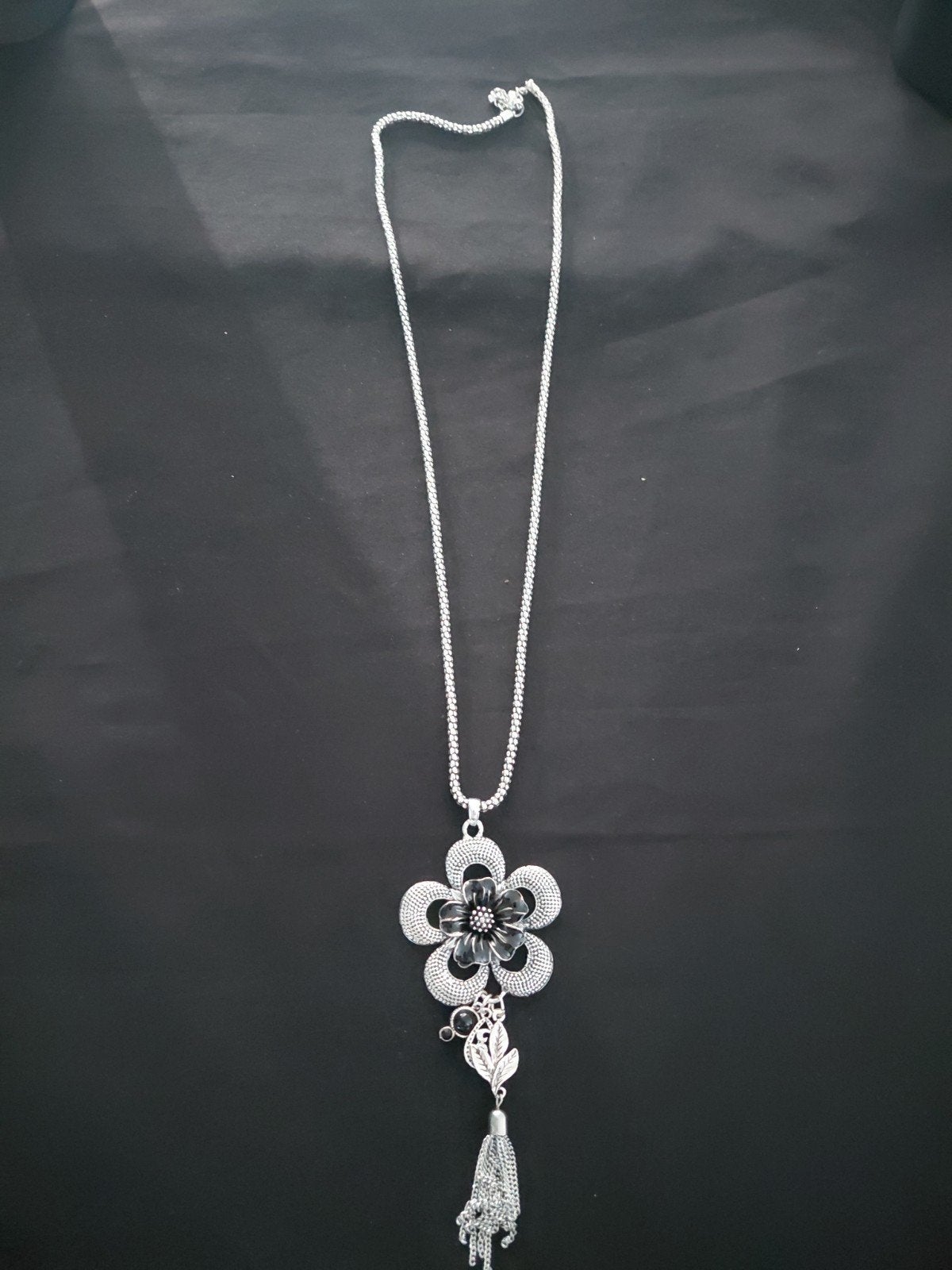 Ketting zilverkleurig met bloemhanger Nieuw, Sieraden, Tassen en Uiterlijk, Ophalen, Met hanger, Nieuw, Zilver