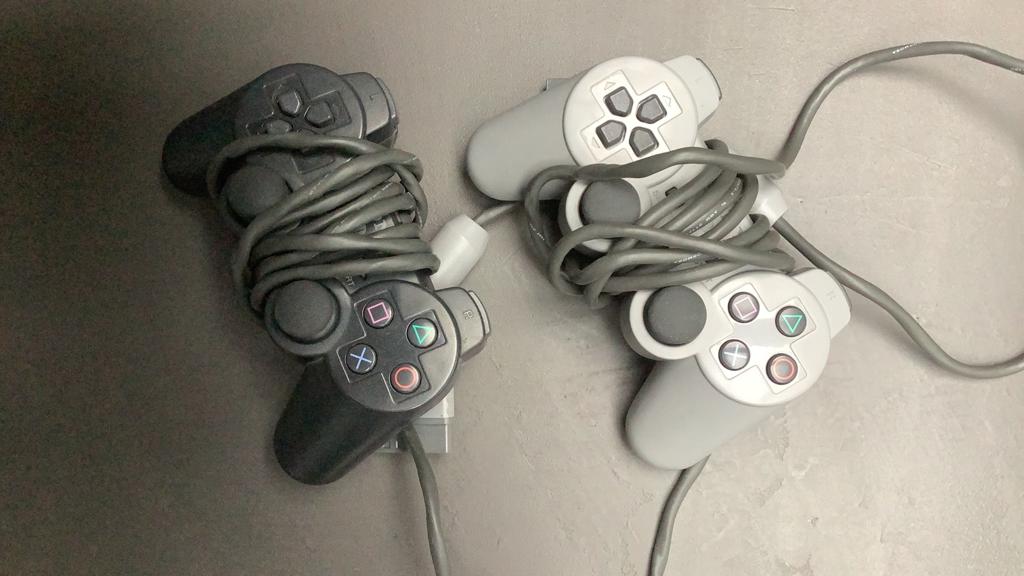 Playstation 1  controlers 2 stuks, Spelcomputers en Games, Games | Overige, Ophalen, Overige genres, 2 spelers, Zo goed als nieuw
