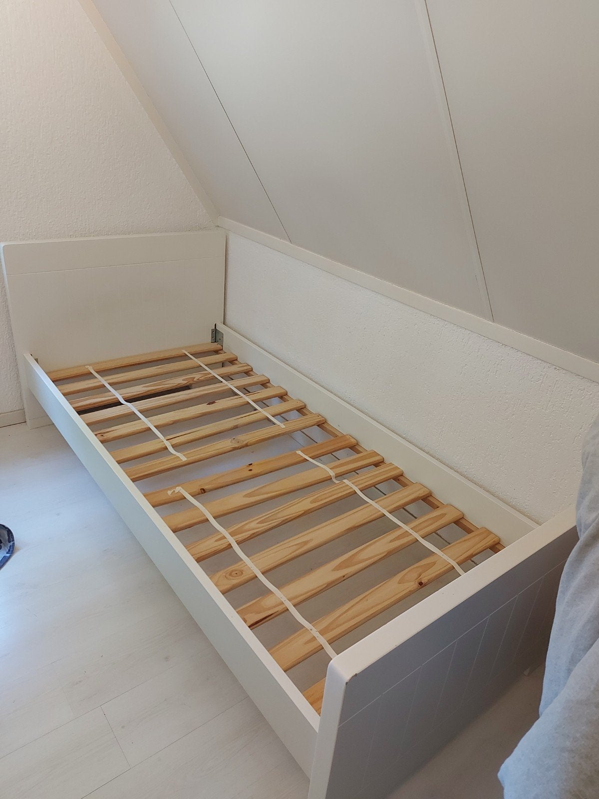 Wit eenpersoonsbed merk Square bieden vanaf €40,  90x200, Ophalen, Gebruikt, 90 cm, Eenpersoons