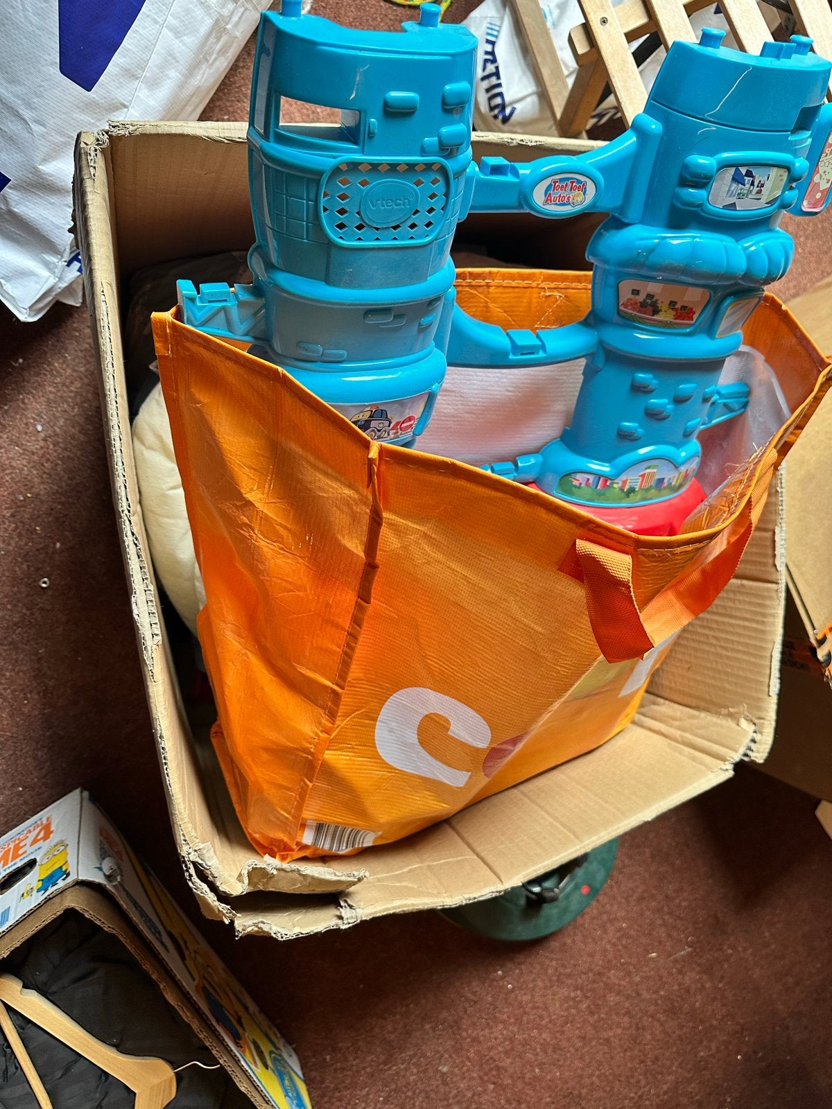 Grote doos vol baby- en kinderartikelen, Ophalen, Gebruikt, Overige typen, Met geluid