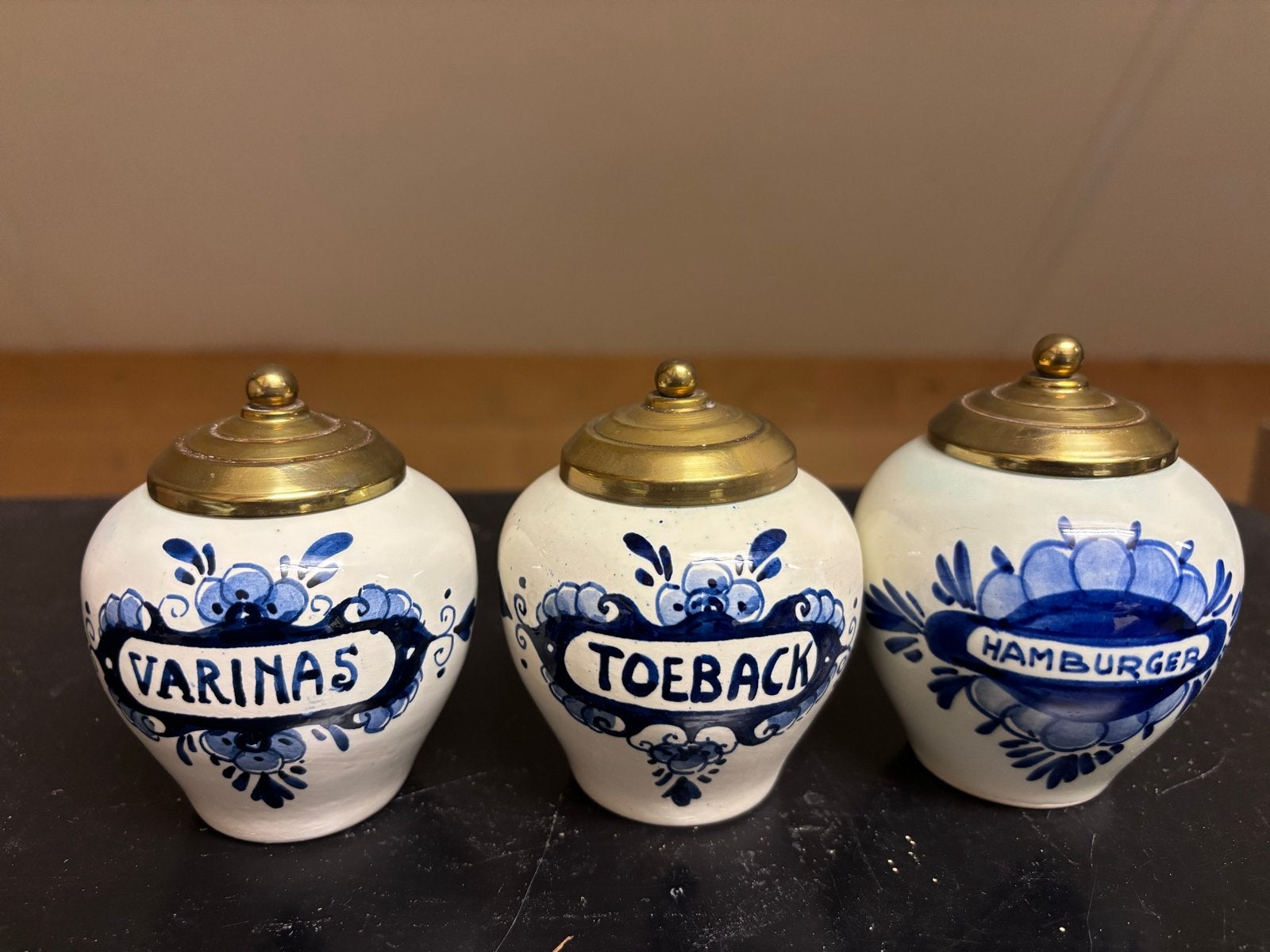Set van 3 Delfts blauwe kruidenpotjes met messing deksels, Ophalen