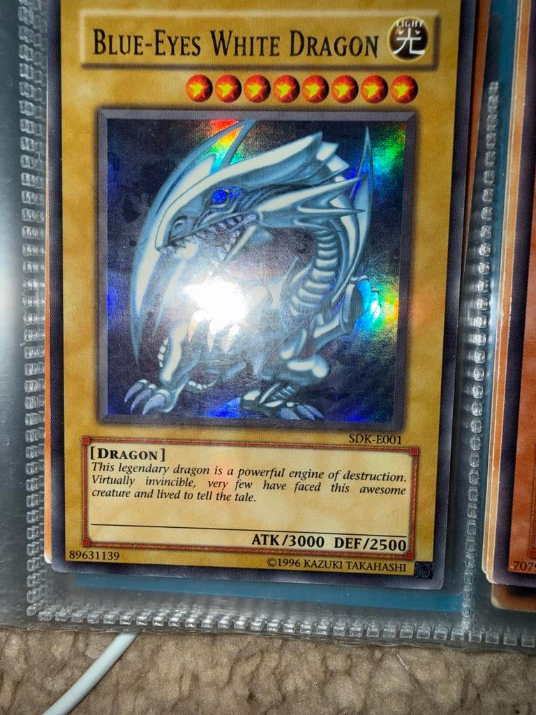Yu-Gi-Oh! Blue-Eyes White Dragon SDK-E001 Foil, Ophalen of Verzenden, Gebruikt, Losse kaart, Foil