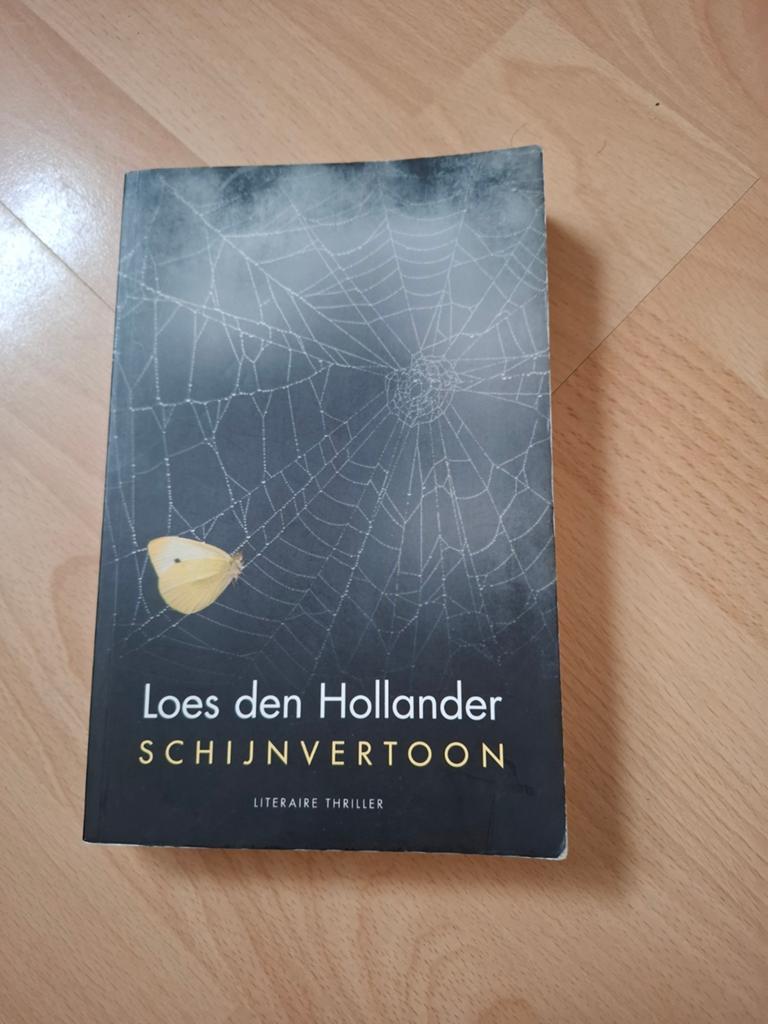 Loes den Hollander Schijnvertoning, Ophalen of Verzenden, Zo goed als nieuw