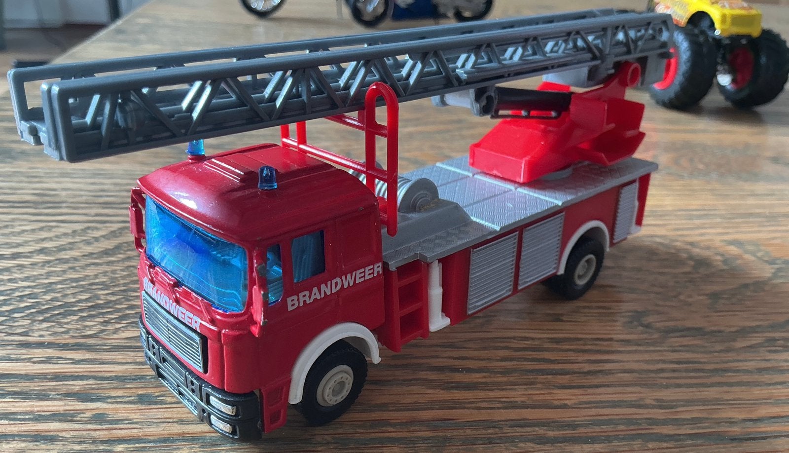 Grote Brandweerwagen met dubbele ladder 30.5 cm, Ophalen, Zo goed als nieuw, Bus of Vrachtwagen
