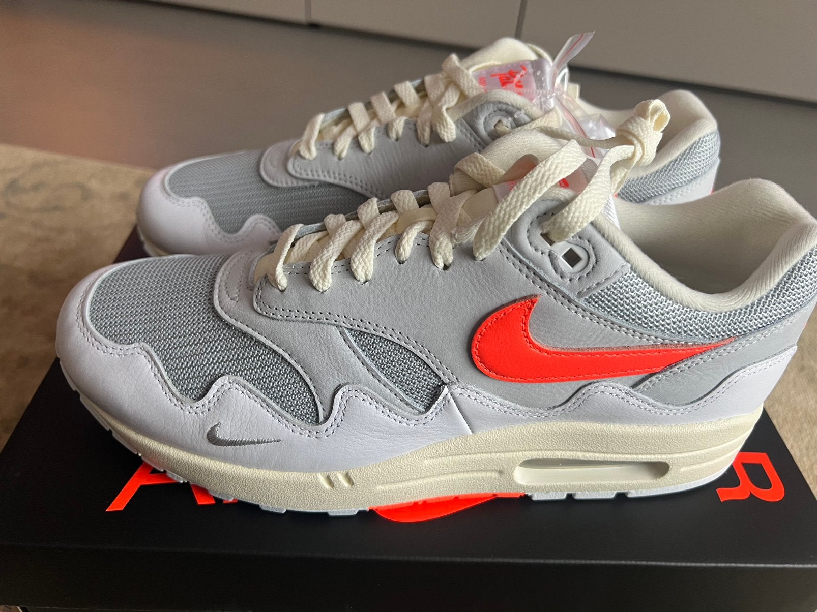 Patta x Nike air Max 1 ‘87 l White & Hyper Crimson l 44, Ophalen of Verzenden, Nieuw, Wit