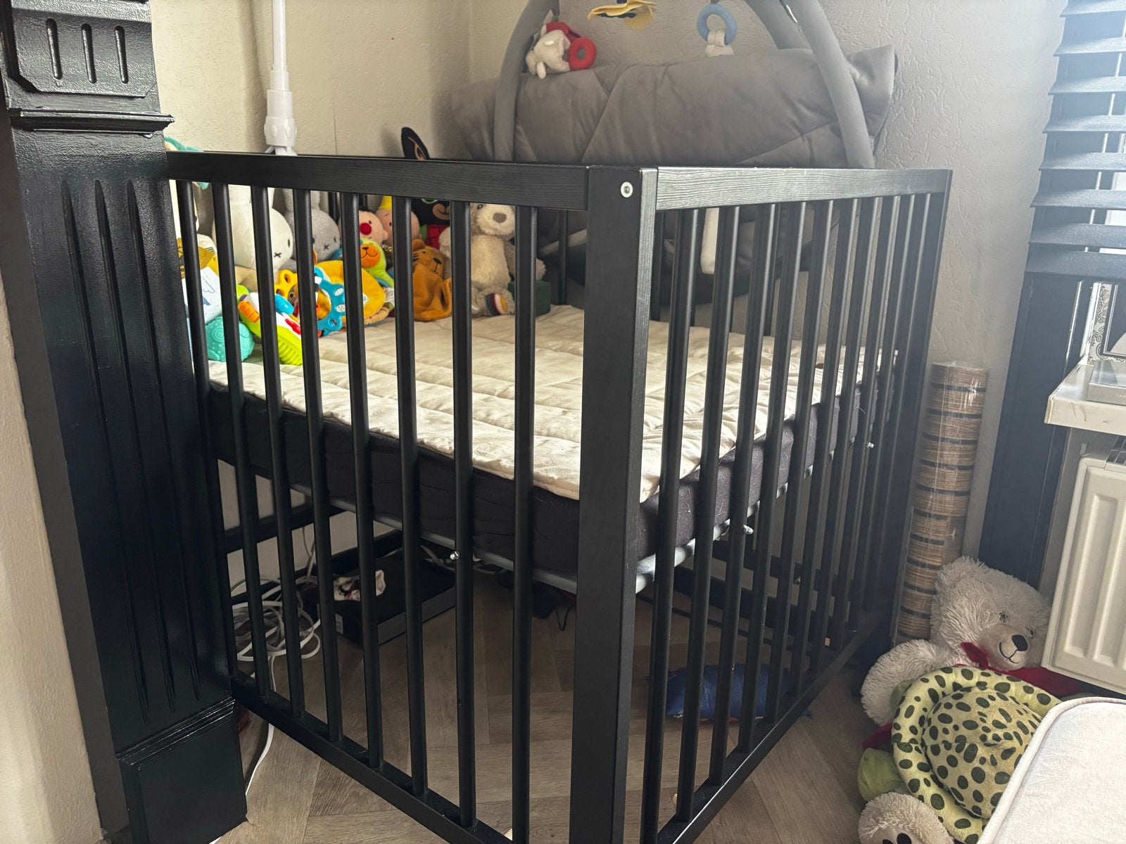 Compacte babybox op wielen met matras en boxkleed, Kinderen en Baby's, Ophalen, Zo goed als nieuw, Rechthoekig, In hoogte verstelbaar