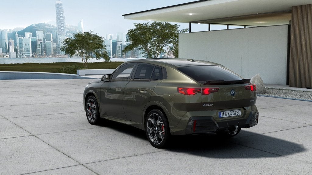 BMW iX2 eDrive20 M Sport / Panoramadak / Trekhaak / Sportsto, Auto's, BMW, IX2, Zwart, Leder, Nieuw