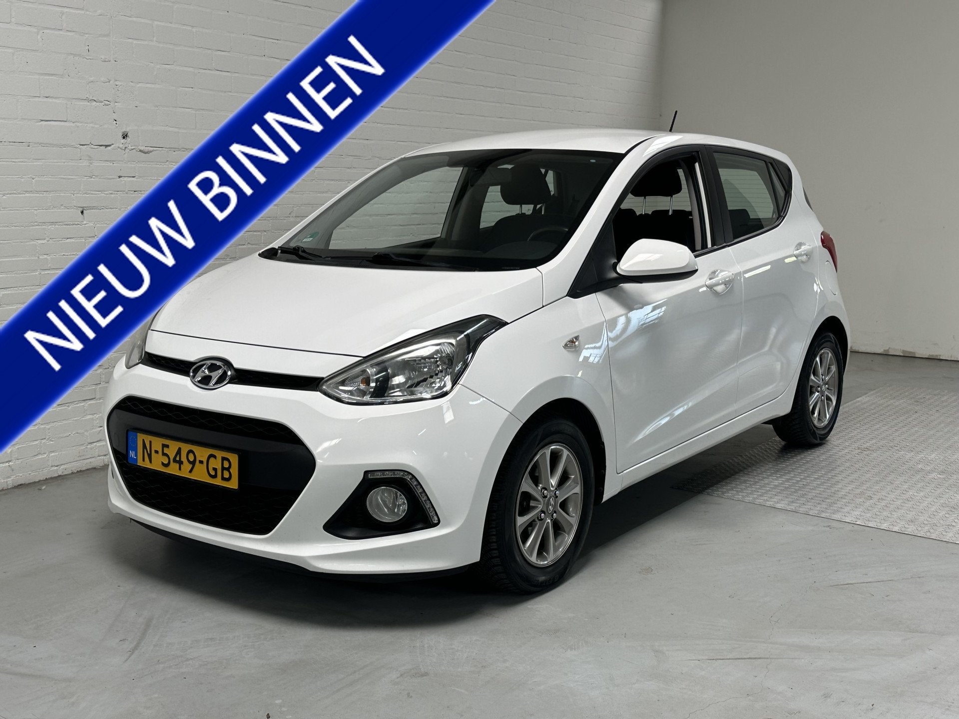 Hyundai i10 1.0i i-Motion AIRCO / CRUISE / STOELVRM / ELK.PA, Auto's, Voorwielaandrijving, Stof, Gebruikt, Wit