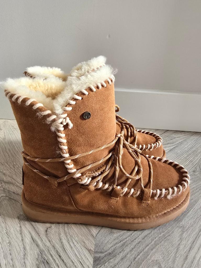 Warmbat Australia Cognac Suède Enkelboots in maat 40, Kleding | Dames, Schoenen, Zo goed als nieuw, Lage of Enkellaarzen, Beige