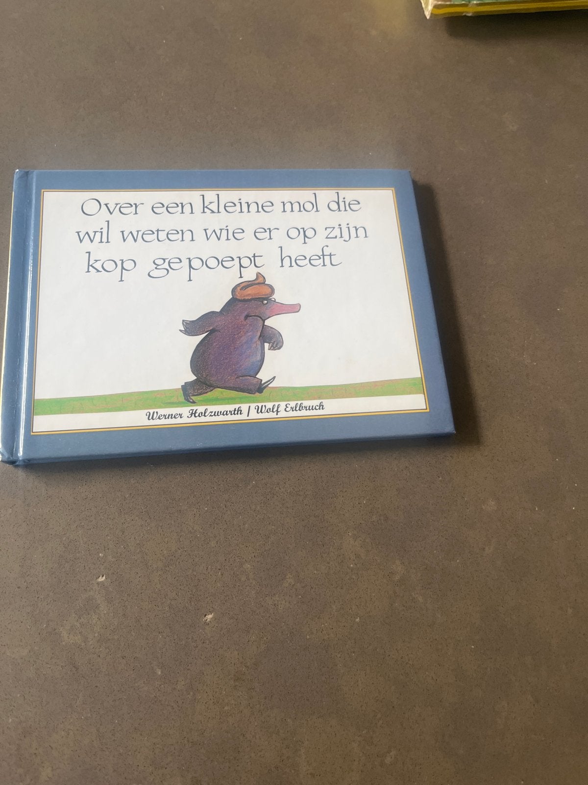 Over een kleine mol die wil weten wie er op zijn kop gepoept, Ophalen of Verzenden, Gelezen, 2 tot 3 jaar