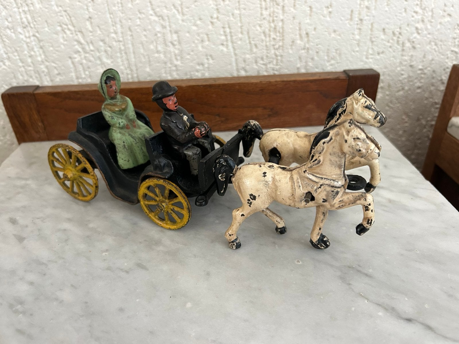 Zware koets met man en vrouw, Ophalen
