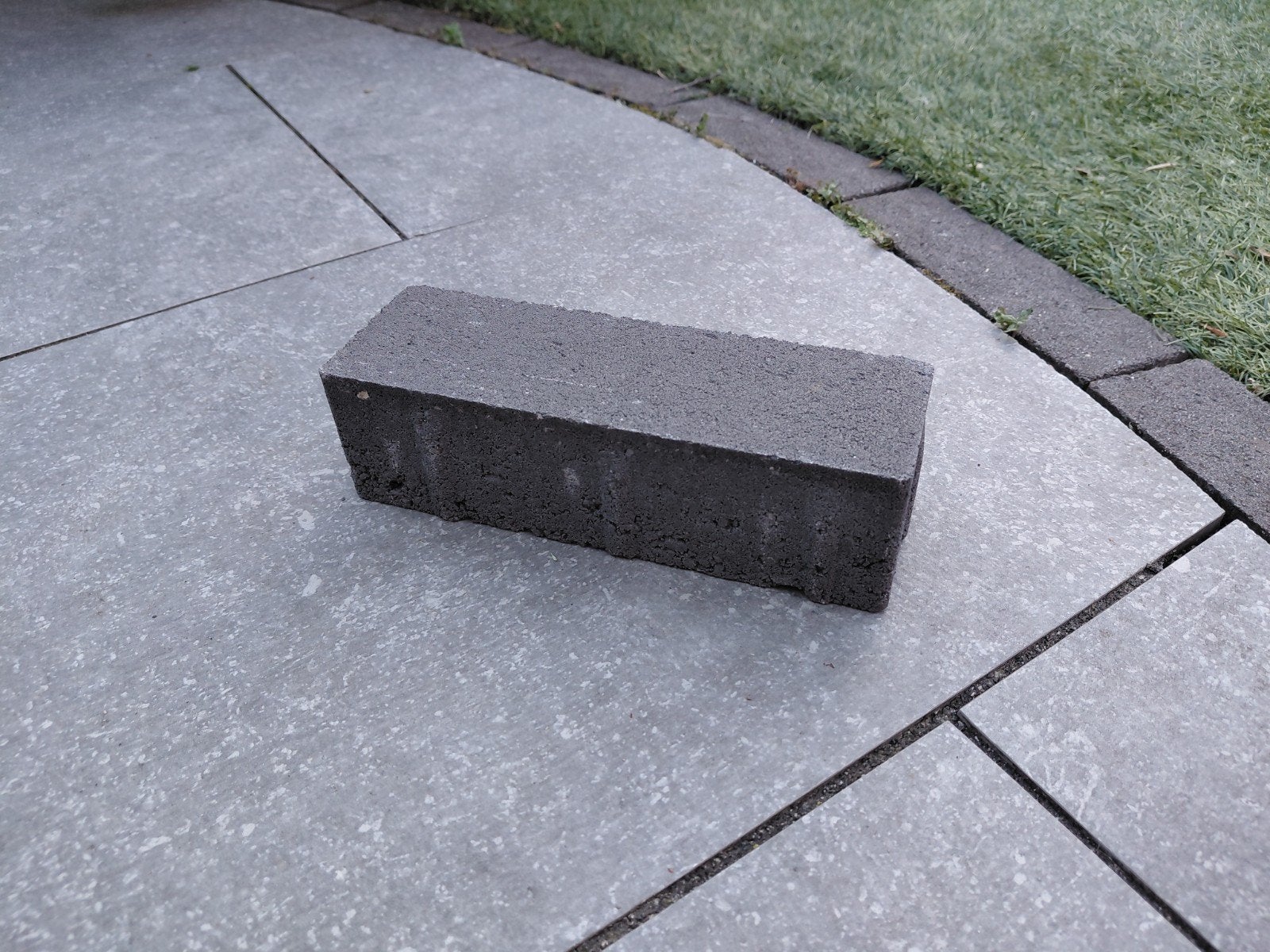 Donkere betonnen klinkers voor terras of border., Ophalen, Gebruikt, Klinkers, Minder dan 5 m²