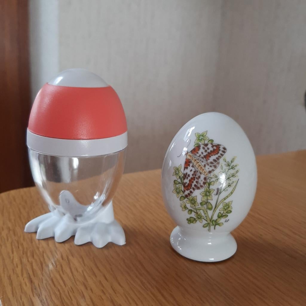 2 eivormige zoutpotjes: kunststof en porselein, Ophalen of Verzenden, Zo goed als nieuw