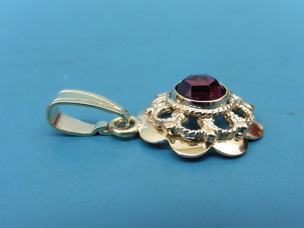 Gouden hanger met granaat                                G90, Gebruikt, Overige voorstellingen, ., Ophalen of Verzenden