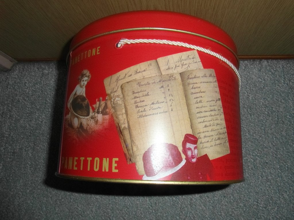 Groot rond blik met draagkoord, op deksel nostalgische print, Verzamelen, Blikken, Zo goed als nieuw, Koek(jes), Ophalen of Verzenden