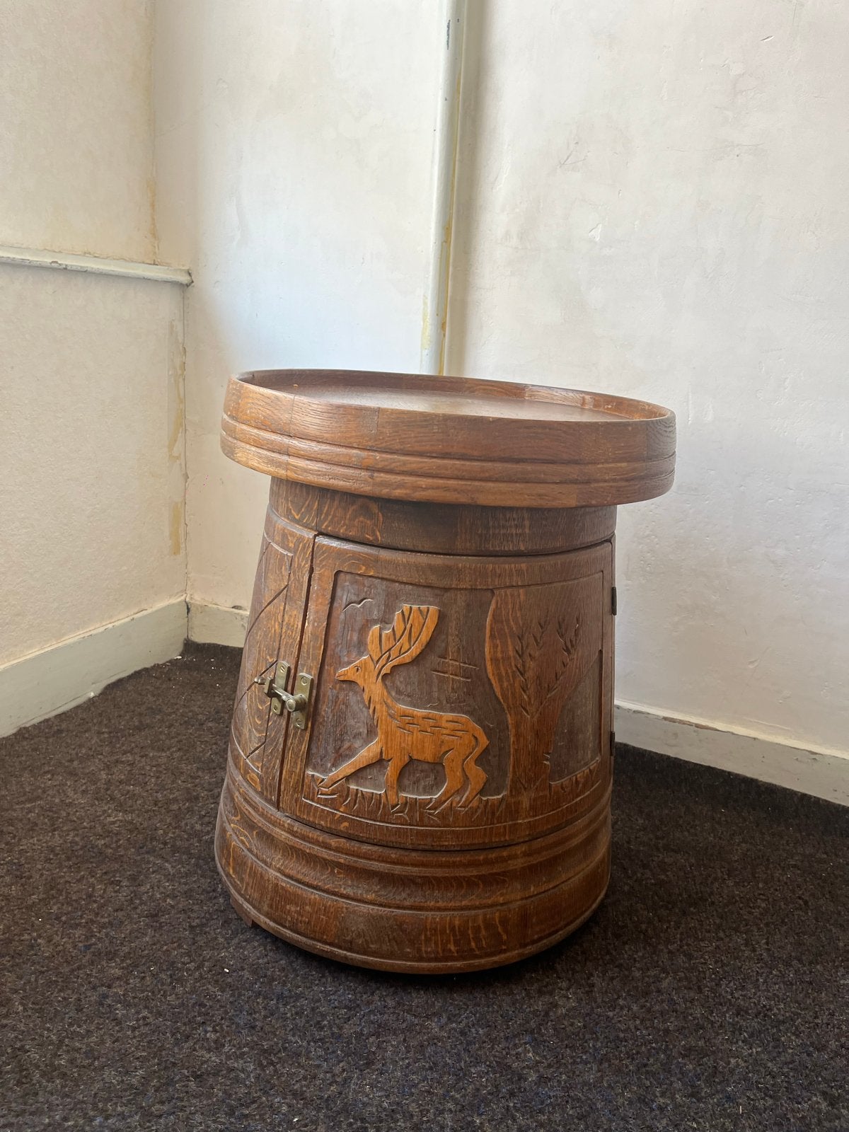 Vintage Eiken Drankkastje in tonvorm met Handgesneden Hert, Antiek en Kunst, Ophalen
