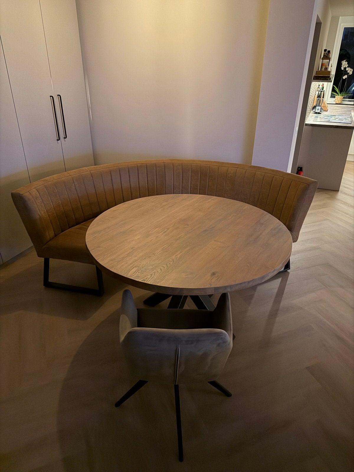 Luxe ronde eettafel met gebogen bank en stoel, Huis en Inrichting, Ophalen of Verzenden, Zo goed als nieuw