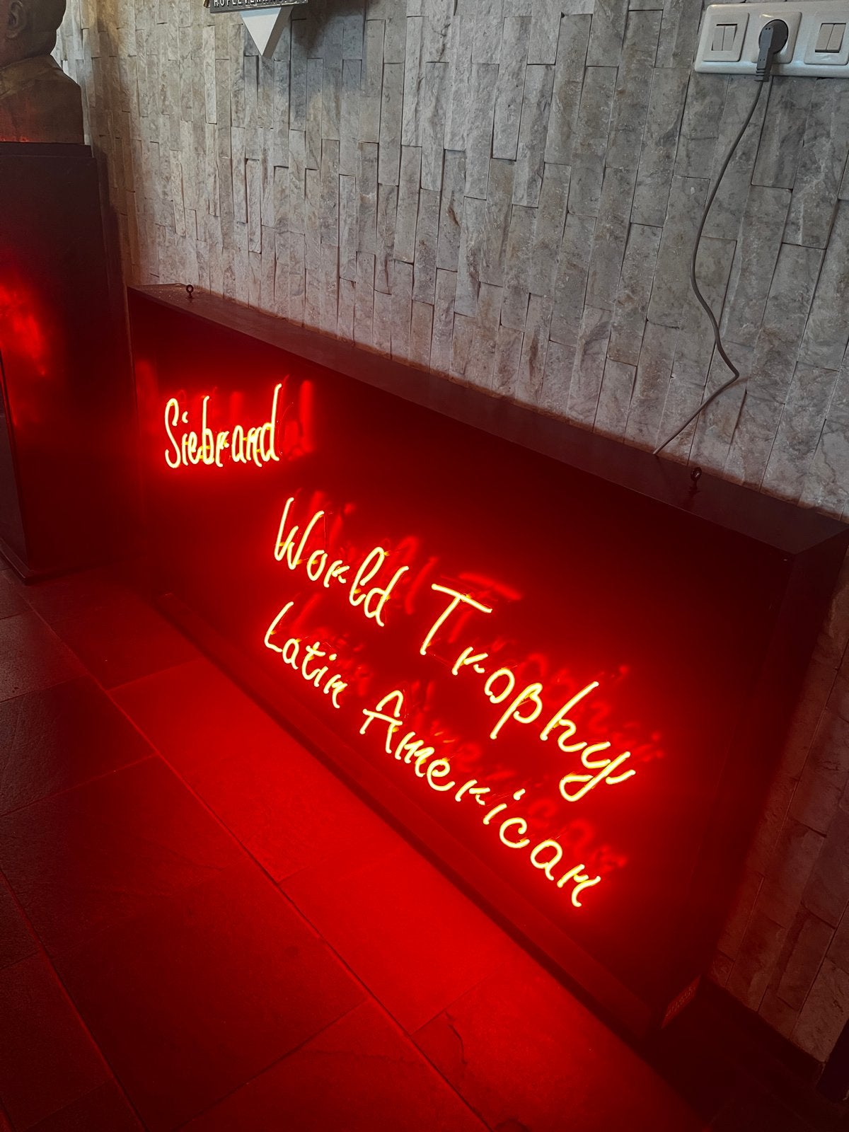 Neonreclame 'Siebrand World Trophy Latin American', Ophalen, Overige merken, Kunststof, Zo goed als nieuw
