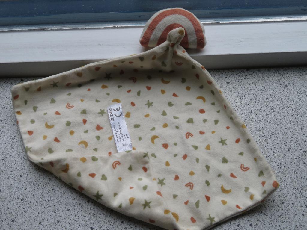 Knuffeldoek van Zeeman met regenboog die rinkelt, Ophalen of Verzenden, Zo goed als nieuw, Overige typen, Wasbaar