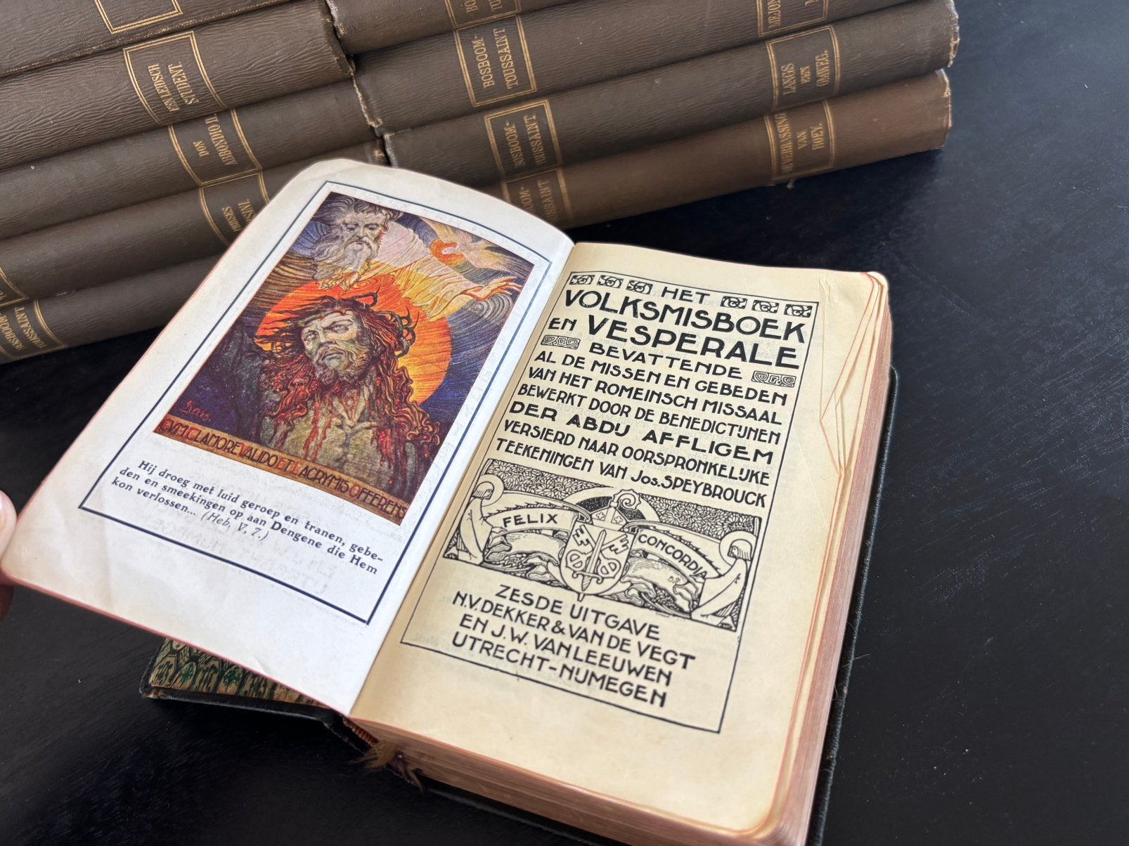 Antiek gebedenboekje / missaal met devotie prentjes, Antiek en Kunst, Ophalen of Verzenden
