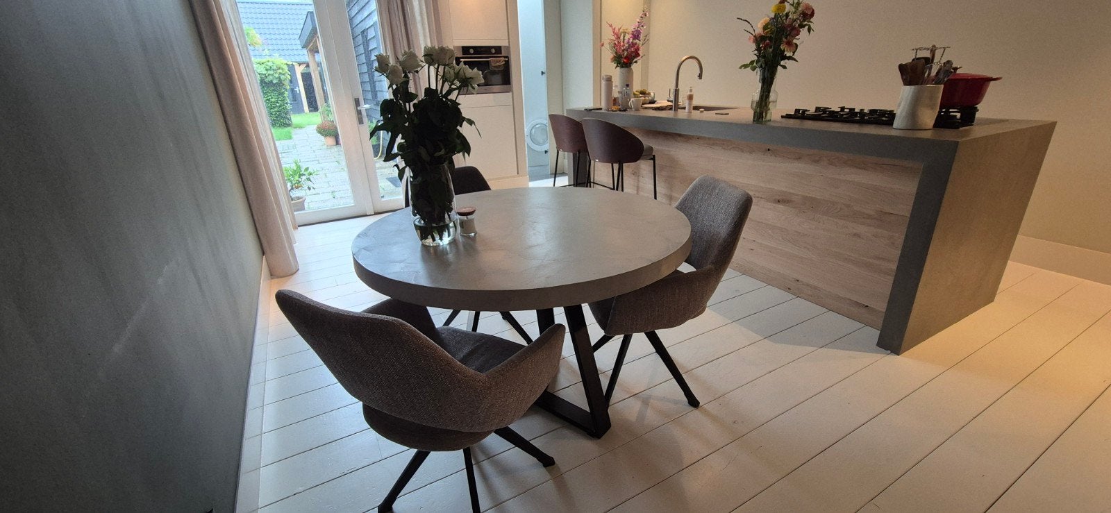 Mooie ronde eettafel beton ciré, Huis en Inrichting, Ophalen of Verzenden, Gebruikt, Vier personen, Overige materialen
